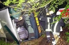 Ein völlig zerstörter Bus am Montag (19.05.2003) bei Preetz (Schleswig-Holstein). Aus bisher unbekannter Ursache war der mit jungen Dänen besetzte Bus auf der B 76 zwischen Preetz und Plön von der Straße abgekommen und in einen Graben gestürzt. (Foto: dpa)