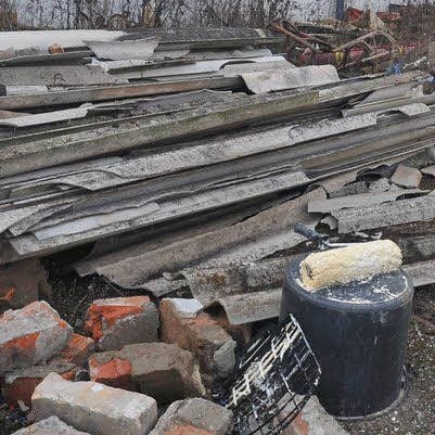 Wellasbestplatten „verschönern“ das Bild.
