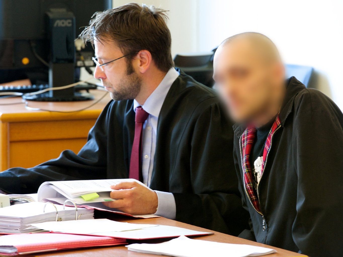 Der Angeklagte (rechts) sitzt neben seinem Pflichtverteidiger Axel Kaufmann zum Prozessbeginn im Landgericht Leipzig auf der Anklagebank.