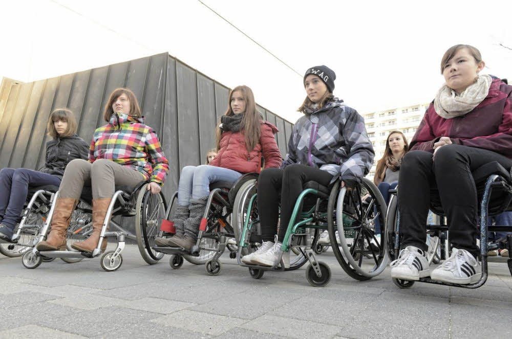 Für eine Sportstunde mit dem Behinderten- und Rehabilitationssportverband setze sich die Klasse 8c vom Philanthropinum in die Rollstühle.