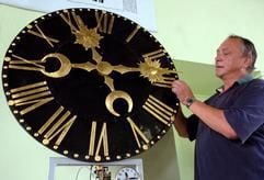 Uhrmachermeister Günther Haut arbeitet im Turmuhrenmuseum in Seehausen (Altmark) an einem großen Zifferblatt. Bereits in dritter Generation führt der 56-Jährige die Tradition des Uhrmacherhandwerks in Seehausen fort. (Foto: dpa)