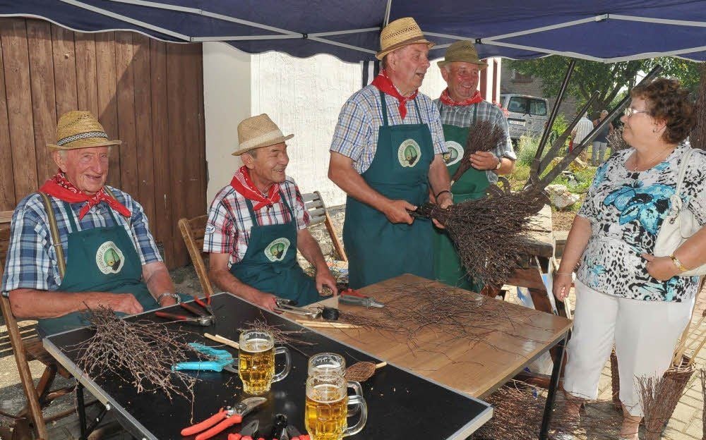 Das Besenbinderquartett hatte alle Hände voll zu tun. Aber Zeit zu einem Plausch mit den Besuchern blieb immer noch.