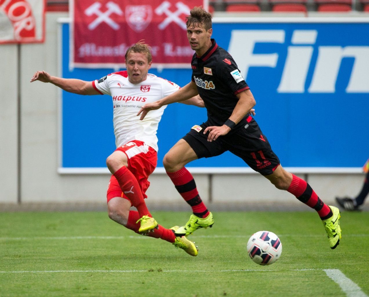Marcel Baude (l.) kann flanken vor Unions Mittelfeldspieler Maximilian Thiel