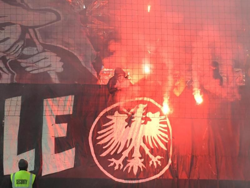 Anhänger von Eintracht Frankfurt brennen beim Pokalspiel in Heidenheim Pyrotechnik ab. Foto: Stefan Puchner