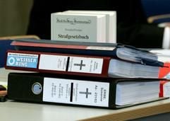 Aktenordner zum Mordfall Susanne Erbe liegen am Montag (03.01.2005) zum Prozessauftakt auf einem Tisch in einem Saal des Mannheimer Landgerichts. (Foto: dpa)