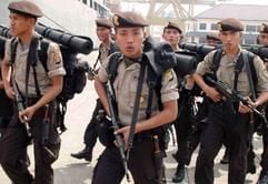 Indonesische Polizeikräfte machen sich bereit für Kampf in der Provinz Aceh. (Foto: dpa)