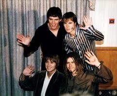 Die Mitglieder der britischen Boyband Take That, Jason Orange (oben links), Leadsänger Gary Barlow (oben rechts), Mark Owen (unten links) und Howard Donald (unten rechts), winken 1996 ihren Fans zu, als sie in Manchester bekanntgeben, daß sie sich trennen wollen. (Foto: dpa)