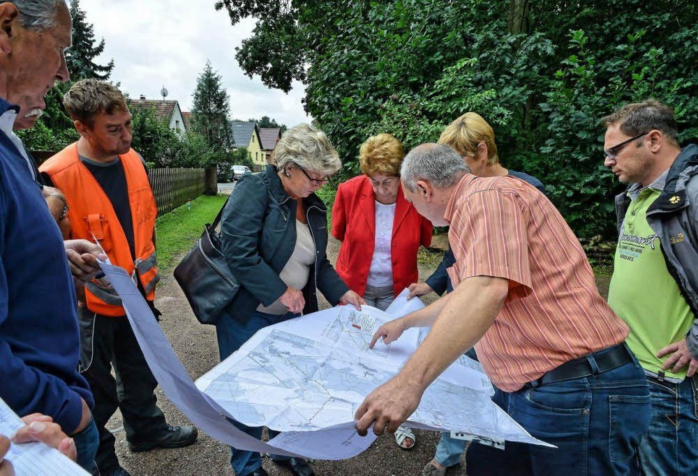 Planer Thomas Klosz (r.) erklärt den Roßlauern den Bauplan.