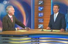 ARD-Entertainer Harald Schmidt moderiert am Donnerstag zusammen mit Claus Kleber die ZDF-Fernsehnachrichtensendung «heute-journal» im Studio in Mainz. (Foto: ddp)