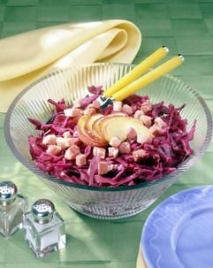 Eine Seltenheit auf dem Tisch, aber äußerst gesund: Meist wird Kohl gekocht - dabei bleiben im Salat die wertvollen Inhaltsstoffe am besten erhalten. (Foto: dpa)