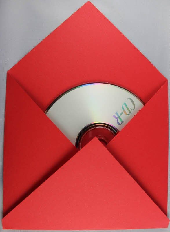 Mit etwas Geschick werden aus einfachen Stücken Karton ansprechende Geschenkverpackungen. Die Bögen sollten reichlich bemessen verwendet werden.