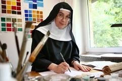 Schwester Christiane in ihrem Arbeitszimmer im Benediktinerinnen-Kloster Alexanderdorf im Landkreis Teltow-Fläming. (Foto: dpa)
