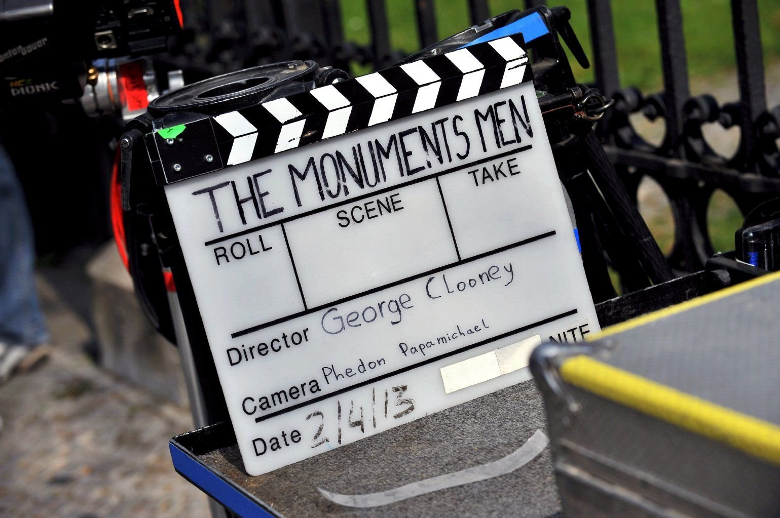 Eine Filmklappe liegt auf einem Wagen.