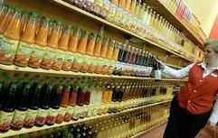 Eine Frau entnimmt am Donnerstag (15.02.2007) auf der BioFach-Messe in Nürnberg (Mittelfranken) eine Flasche Bio-Fruchtsaft aus einem Regal. (Foto: dpa)