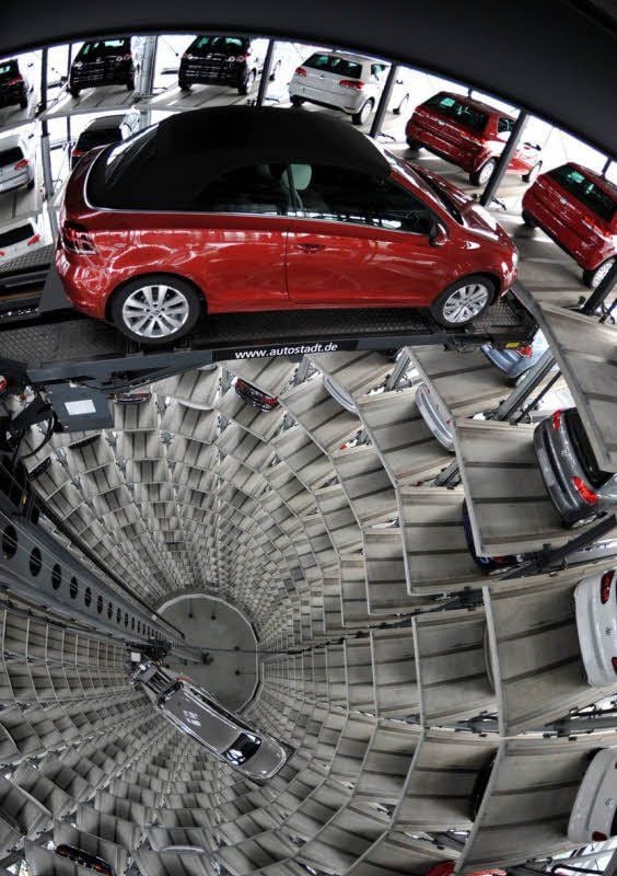 Ein VW Golf Cabrio wird in einem der beiden Autotürme der Volkswagen Autostadt in Wolfsburg automatisch in ein freies Fach transportiert.