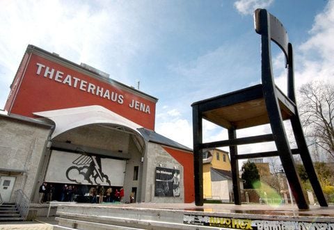 Der Vorplatz des Theaterhauses Jena wird im April 2004 für das Stück «Ein Sommernachtstraum» nach William Shakespeare vorbereitet. (FOTO: DPA)