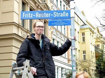 Sponsor Detlef Proske bringt das Zusatzschild an .