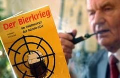 Genüsslich raucht Helmut Fritsche, Geschäftsführer der Klosterbrauerei im brandenburgischen Neuzelle, eine Pfeife, während er in seinem selbst verfassten Buch "Der Bierkrieg" blättert. (Foto: dpa)