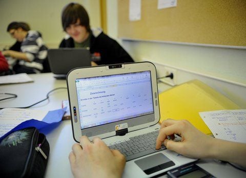 Zinsrechnung direkt auf dem Bildschirm- für die Schüler der Klasse 7b gehört dasinzwischen zum Alltag. (FOTO: ANDREAS STEDTLER)