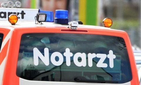 Ein Notarzt-Fahrzeug am Einsatzort.