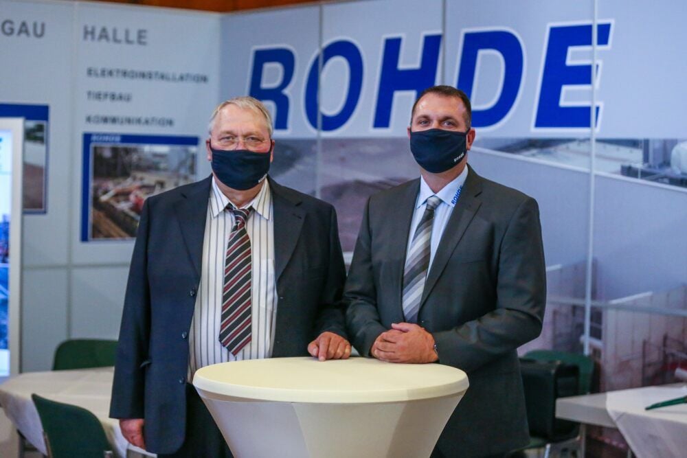 Die Chefs der Spergauer Firma Rohde, Günter Rohde und sein Sohn Sebastian, waren auf der Standortmesse in Leuna vertreten.