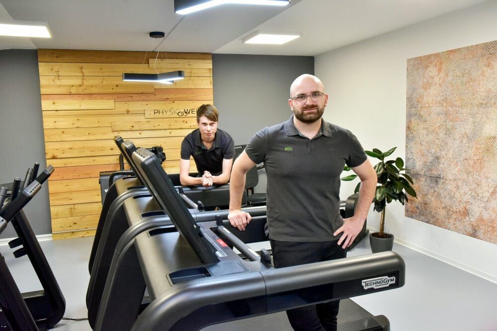 Benjamin Hahn (vorn) hat im Frühjahr das „Physiowerk Therapie und Training“ in der Zerbster Straße eröffnet. Im Trainingsbereich können er und sein Mitarbeiter Benjamin Schulz momentan aber keine Kunden empfangen. Die Geräte dürfen - wie schon beim ersten Corona-Lockdown - nicht genutzt werden.