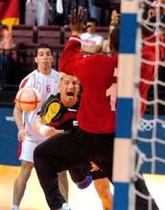 Stefan Kretzschmar setzt zu einem Torwurf an. Das Deutsche Team gewann mit 26:14 über Ägypten. (Foto: dpa)