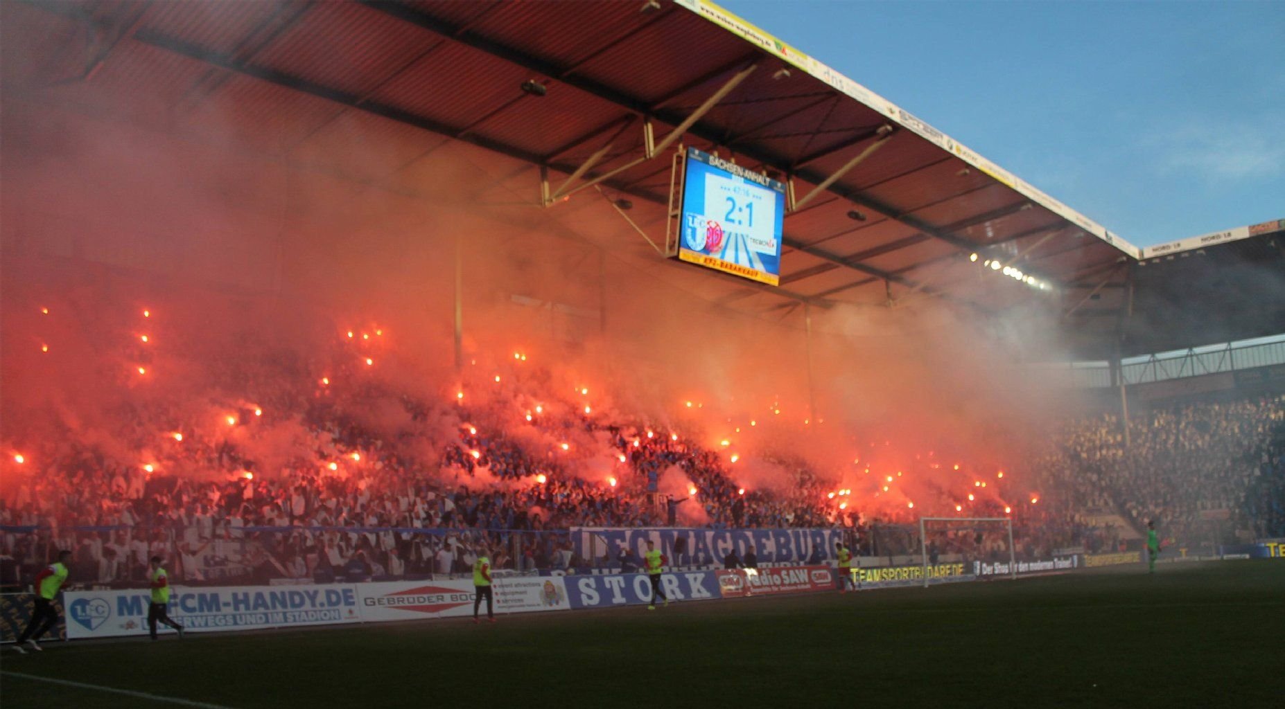 Magdeburger Fans zünden anlässlich des 50. Vereinsjubiläums massiv Pyrotechnik auf der Nordtribüne.