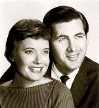 Das Bild zeigt den amerikanischen Schauspieler Fess Parker mit seiner Frau Marcy. Parker starb am 18 März im ALter von 85 Jahren. (FOTO: DPA)