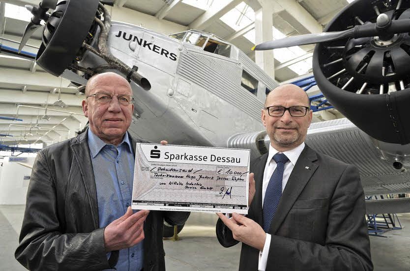 Die NiRoVe Industrieservice GmbH unterstützt das Dessauer Technikmuseum mit 10000 Euro. Detlef Wenzel (li) übergibt den Scheck an Michael Otto.