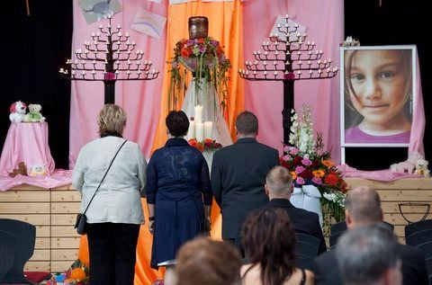 Trauergäste legen vor der Trauerfeier für die getötete Mary-Jane in der Multifunktionshalle in Zella-Mehlis Blumen nieder. (FOTO: DPA)
