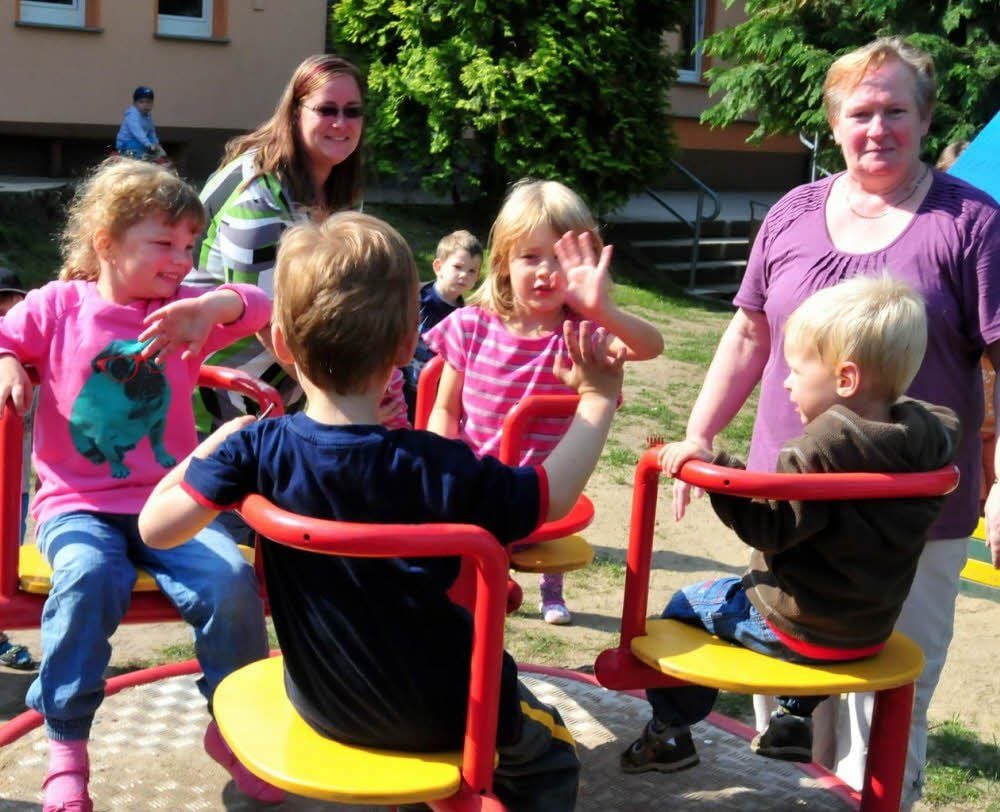 Unter einem Dach - Iris Wiegand aus Teuchern und Elke Göcker aus Deuben betreuen die Kinder.
