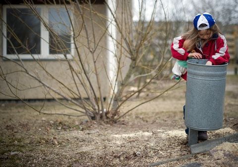 Ein kleines Mädchen schaut in einen öffentlichen Mülleimer. Die Kinderarmut in Deutschland ist einer Unicef-Studie zufolge höher als in vielen anderen Industrieländern. (FOTO: DPA)