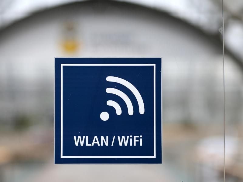 Über den WLAN-Sicherheitslücke können Hacker verschlüsselt übertragene Informationen ausspionieren oder sogar eigene Datenpakete einschleusen. Foto: Jan Woitas/ZB/dpa
