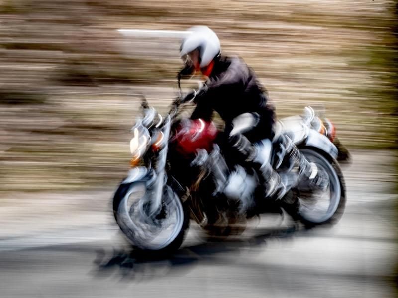 Vorsicht bei Seitenwind: Starke Böen können Motorradfahrer aus der Spur schieben. Foto: Peter Steffen/dpa/dpa-tmn