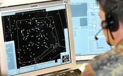Ein Soldat des Einsatzführungsbereichs 3 der Bundeswehr überwacht am Montag (07.08.2006) mittels hochmoderner Radartechnik den Luftraum am verlegefähigen Gefechtsstand auf dem Militärflughafen in Holzdorf im Landkreis Wittenberg (Sachsen-Anhalt). (Foto: dpa)
