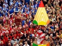 Der Hoppeditz, die traditionelle Düsseldorfer Karnevalsfigur, hält eine Rede. Mehr als die Hälfte der Deutschen kann demnärrischen Treiben nichts abgewinnen. 54 Prozent der Bundesbürgersehen sich selbst als «Karnevalsmuffel». (Foto: dpa)