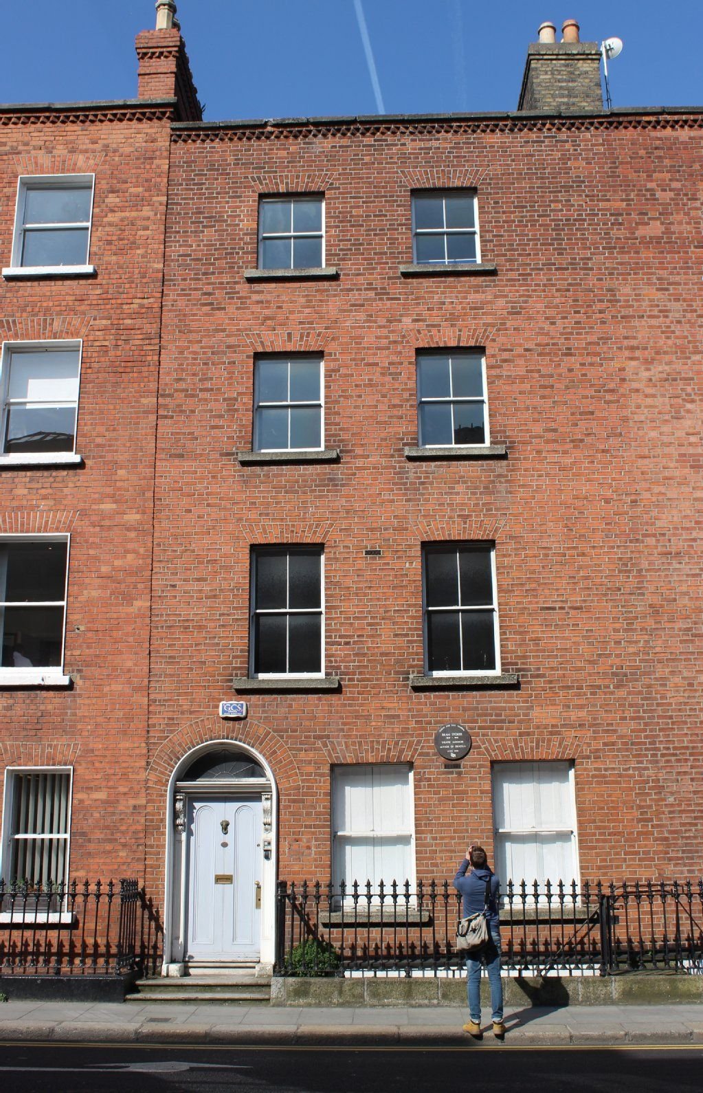 Manchmal kommen Touristen und fotografieren Bram Stokers Wohnhaus in 30 Kildare Street im Zentrum von Dublin.