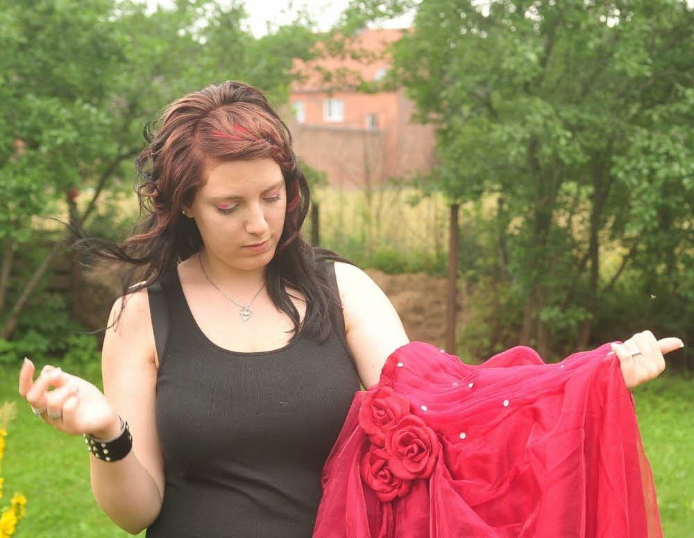In einem rosenroten Kleid wird Celine Huth ihre Pflichten als Rosenkönigin wahrnehmen.