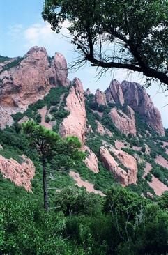 Zerklüftete Landschaft - im Esterel-Massiv finden Wanderer viele lohnende Ausblicke. (Foto: dpa)