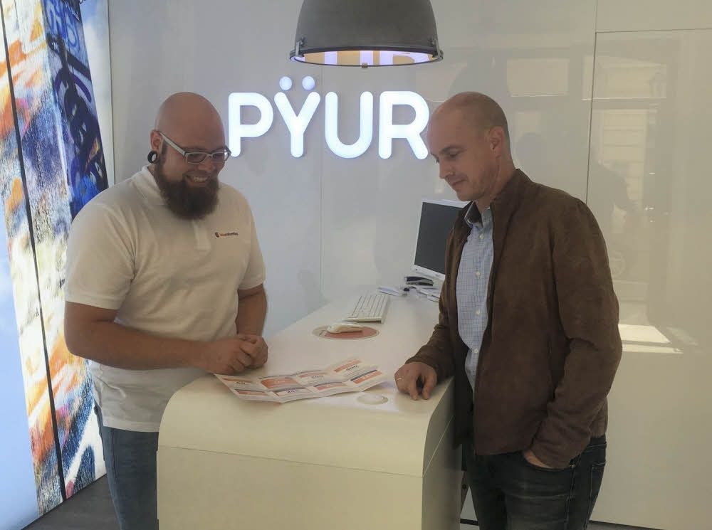 WGK-Chef David Rieck (r.) und Lars Löhder am neuen Pÿur-Kundentresen.
