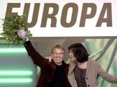 Jubelnd bedanken sich Daniel Cohn-Bendit (l) und Rebecca Harms am Sonnabend (29.11.2003) auf der Bundesdelegiertenkonferenz von Bündnis 90/Die Grünen in Dresden für ihre Wahl auf die ersten beiden Listenplätze für die kommende Europawahl. (Foto: dpa)