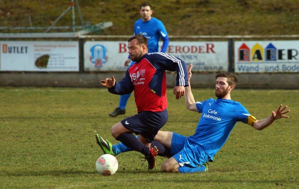 Michael Umgelder stoppt im letzten Heimspiel Halberstadts Steven Früh. Am Sonntag erwartet der Germania-Kapitän Ballenstedt zum Derby.