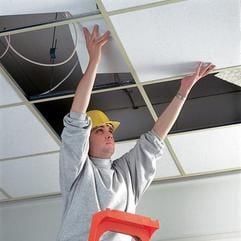 Handwerker bei der Arbeit. Die Handwerksbetriebe in Sachsen-Anhalt haben imersten Quartal dieses Jahres mehr Umsatz als im Vorjahreszeitraumerzielt, aber weniger Mitarbeiter beschäftigt. (Foto: dpa)
