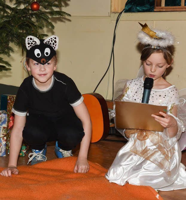 Für „Schnuppes Weihnachtslied“ schlüpfen die Grundschüler in verschiedene Rollen.