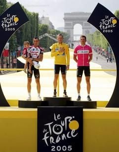 Der Gewinner der Tour de France 2005, Lance Armstrong (m) vom Team Discovery Channel, der Zweitplatzierte, der Italiener Ivan Basso (l) vom Team CSC und der Drittplatzierte, Jan Ullrich (r) vom Team T-Mobile, stehen auf dem Siegerpodest in Paris. (Foto: dpa)