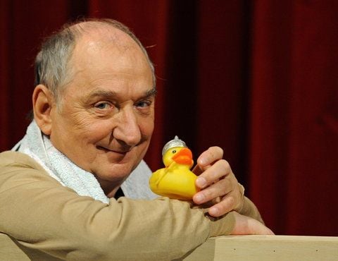 Heinz Rennhack posiert im Landestheater in Eisenach bei der Probe des Loriot-Sketches «Zwei Herren im Bad» mit einer Plastik-Ente in der Hand. (FOTO: DAPD)