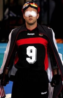 Der Deutsche Mathias Koehler während des Torball-Spiels gegen Griechenland. Torball ist die einzige Mannschaftssportart, die von Blinden und stark Sehbehinderten gespielt werden kann. Die Spielerinnen und Spieler sind ausschliesslich auf das Gehör angewiesen. Alle tragen eine lichtundurchlässige Dunkelbrille, damit Chancengleichheit zwischen Spielern mit und ohne Sehrest besteht. Torball wird mit einem Klingelball gespielt. Durch sein Geräusch können ihn die Aktiven jeweils genau orten. (Foto: dpa)