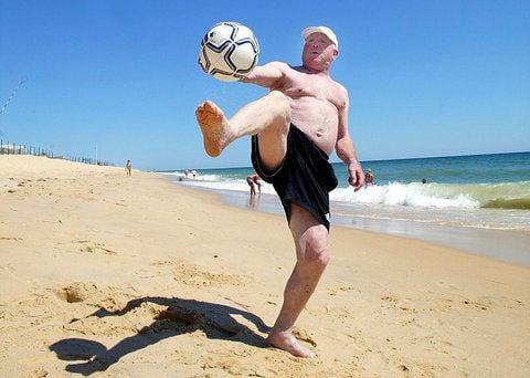 Der ehemalige deutsche Fussball Nationalspieler Uwe Seeler zeigt seine Ballkünste für die Fotografen am Strand von Almancil, Portugal. (FOTO: ARCHIV/AP/DAPD)