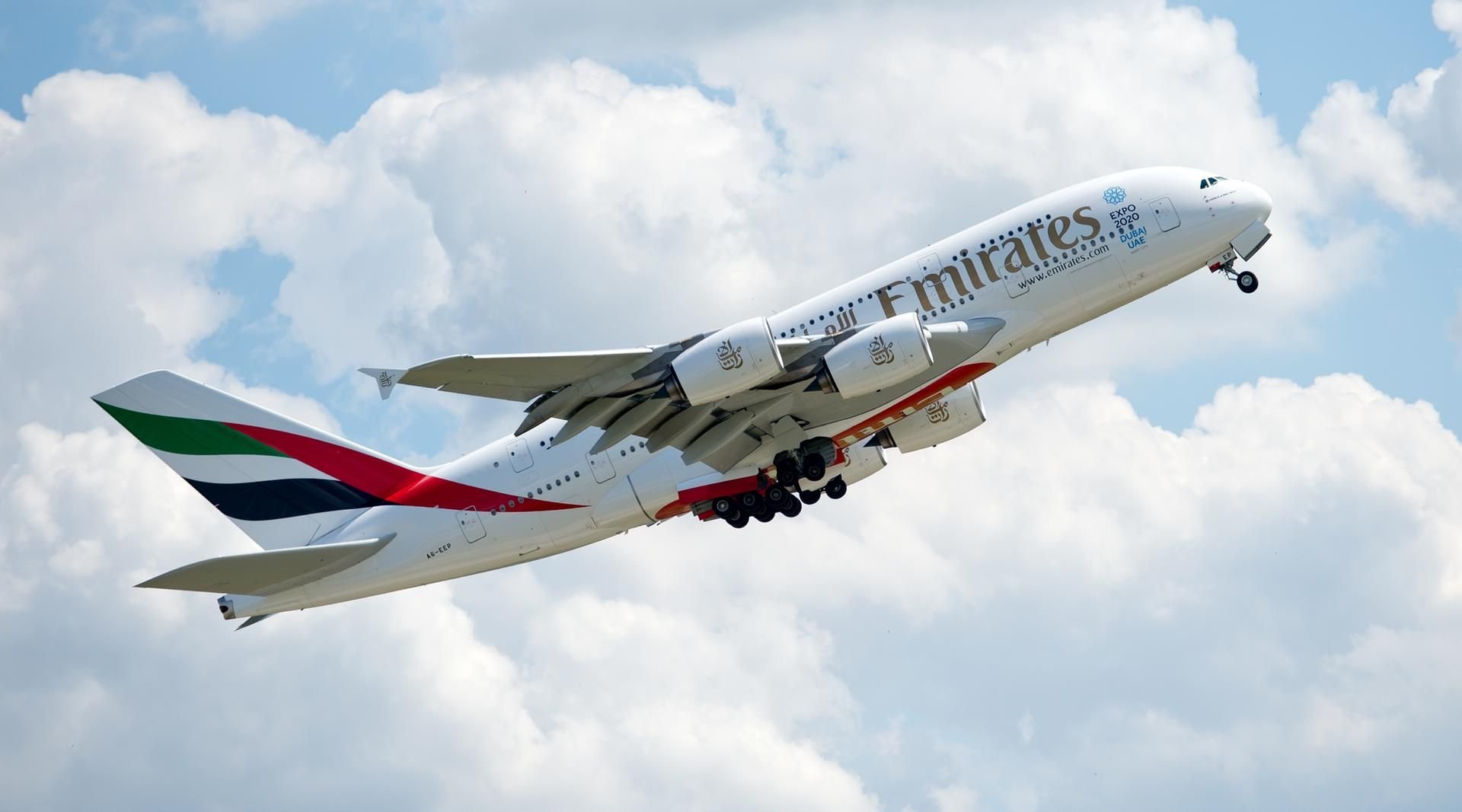 Das junge Paar musste das Flugzeug der arabischen Airline „Emirates“ verlassen.